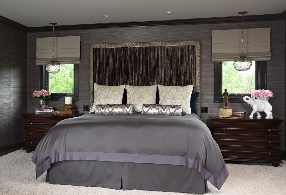 Modernes Schlafzimmer ohne Kamin mit grauer Wandfarbe und Teppichboden in Minneapolis