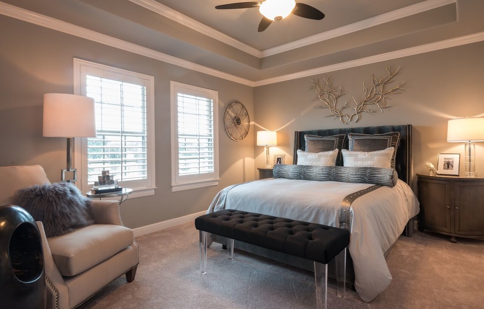 На фото: гостевая спальня среднего размера, (комната для гостей) в стиле неоклассика (современная классика) с серыми стенами, ковровым покрытием и серым полом без камина