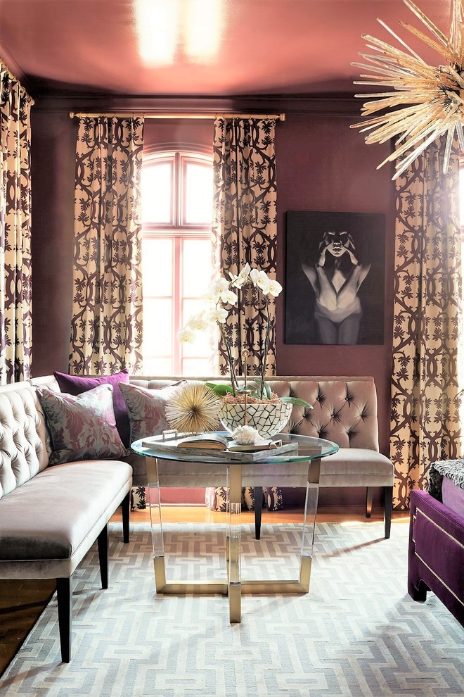 Idée de décoration pour une grande chambre parentale tradition avec un mur violet et un sol en bois brun.