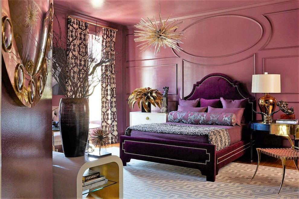 Idée de décoration pour une grande chambre parentale tradition avec un mur violet et un sol en bois brun.