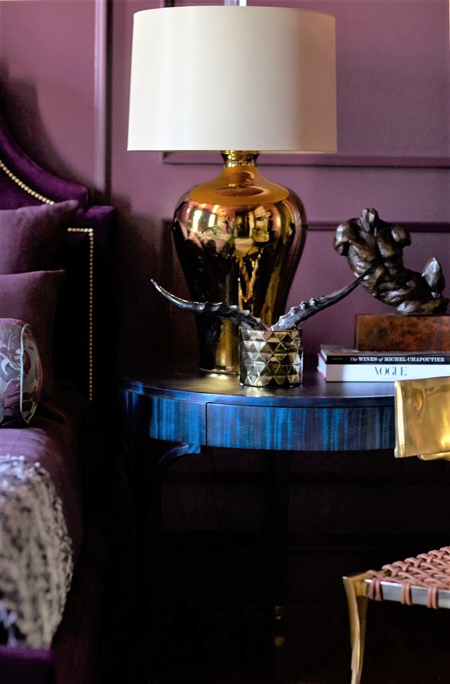 アトランタにある広いトランジショナルスタイルのおしゃれな主寝室 (紫の壁、スレートの床)