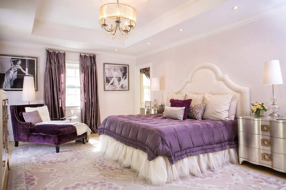 Imagen de dormitorio principal clásico con paredes beige y suelo de madera clara
