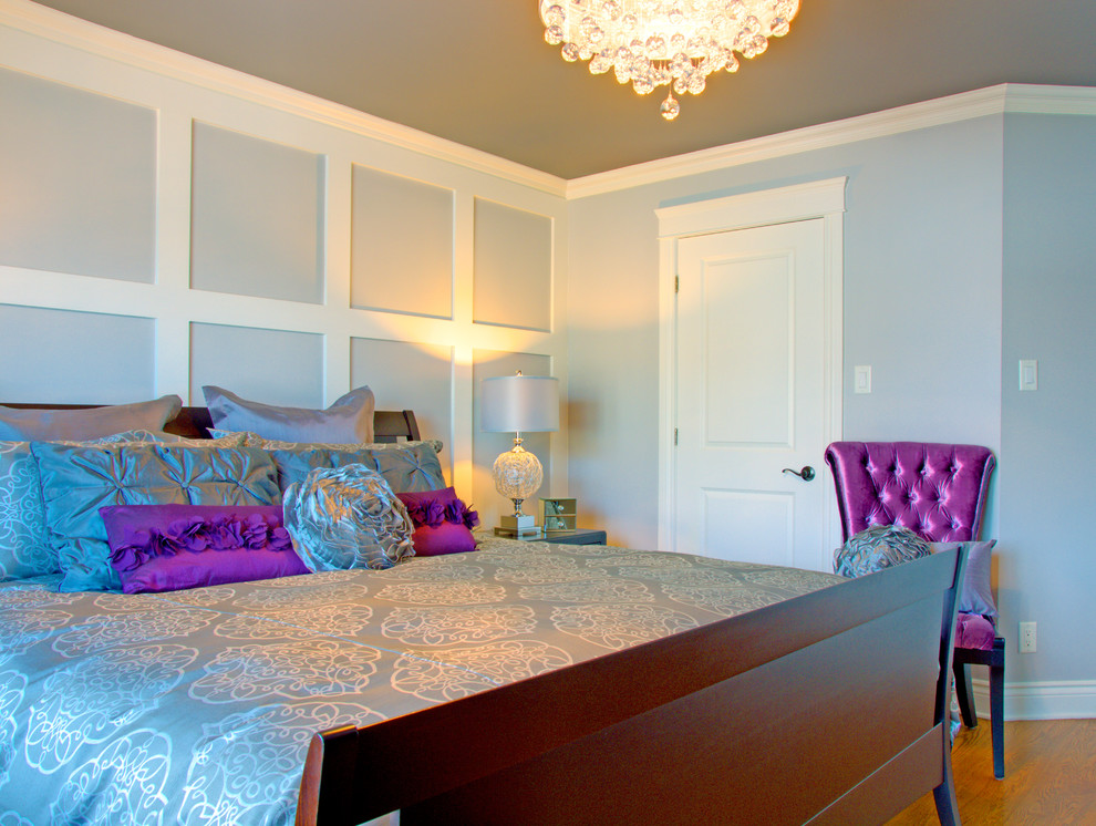 Идея дизайна: большая хозяйская спальня в современном стиле с разноцветными стенами, паркетным полом среднего тона и коричневым полом без камина