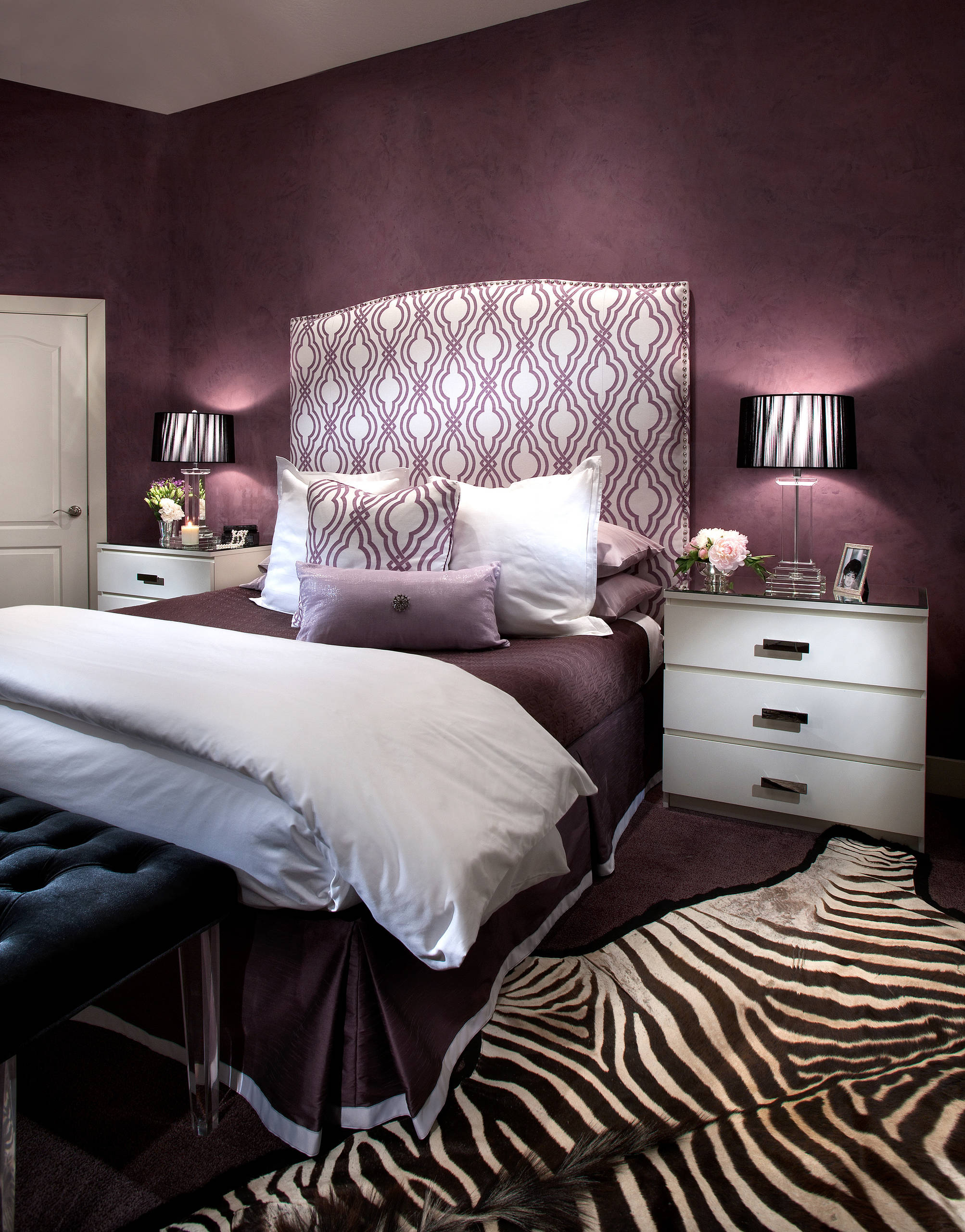 おしゃれな寝室 紫の壁 の画像 21年8月 Houzz ハウズ