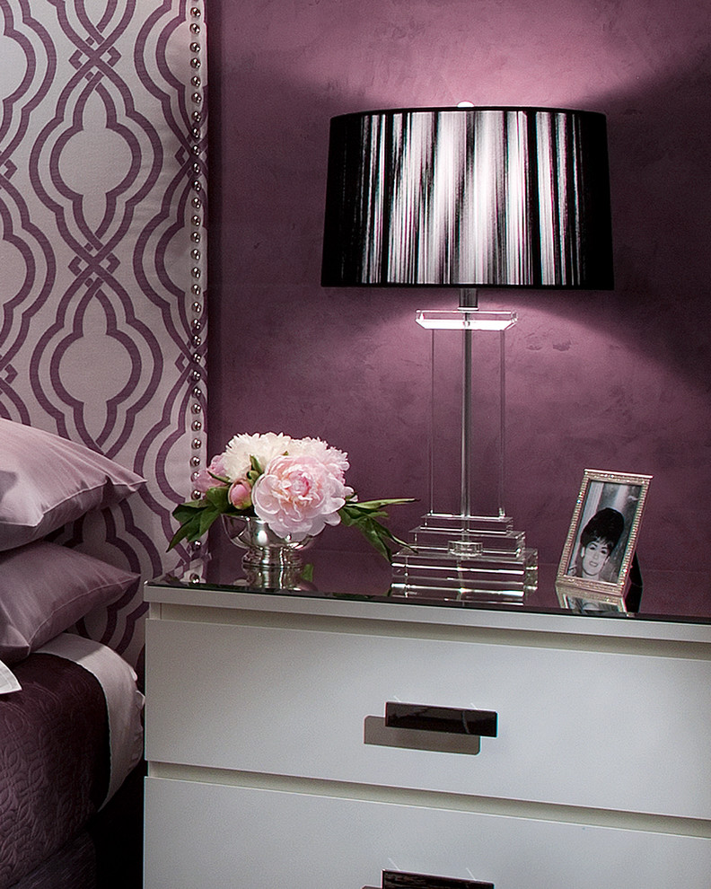 Aménagement d'une chambre contemporaine de taille moyenne avec un mur violet.