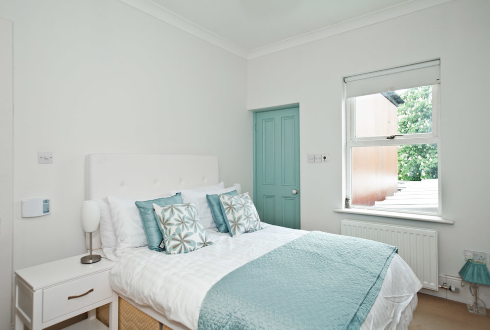 На фото: хозяйская спальня в классическом стиле с синими стенами и ковровым покрытием с