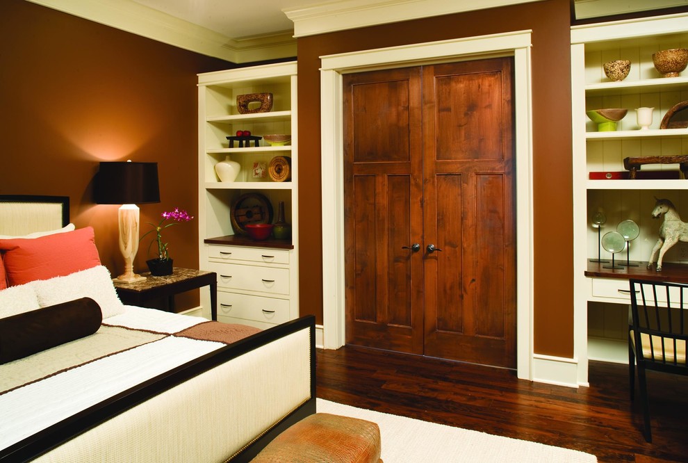 Источник вдохновения для домашнего уюта: большая хозяйская спальня в стиле ретро с коричневыми стенами, темным паркетным полом и коричневым полом без камина