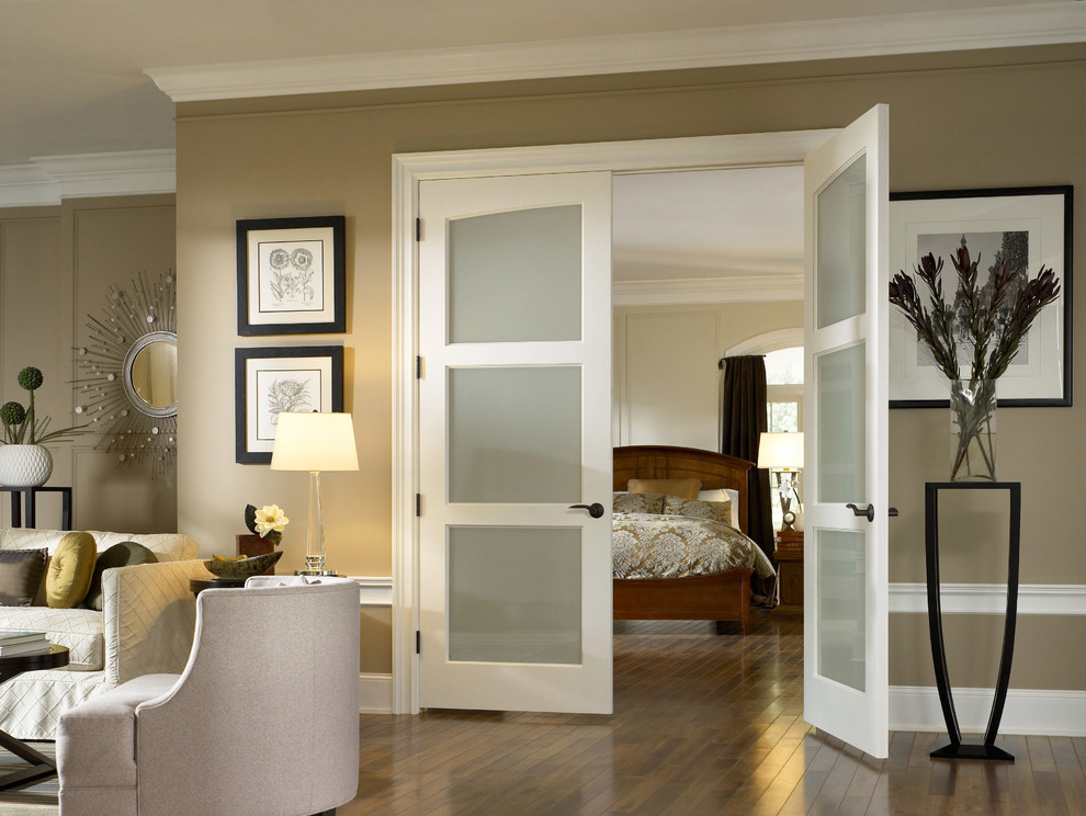 На фото: хозяйская спальня среднего размера в классическом стиле с серыми стенами, полом из винила и коричневым полом без камина с