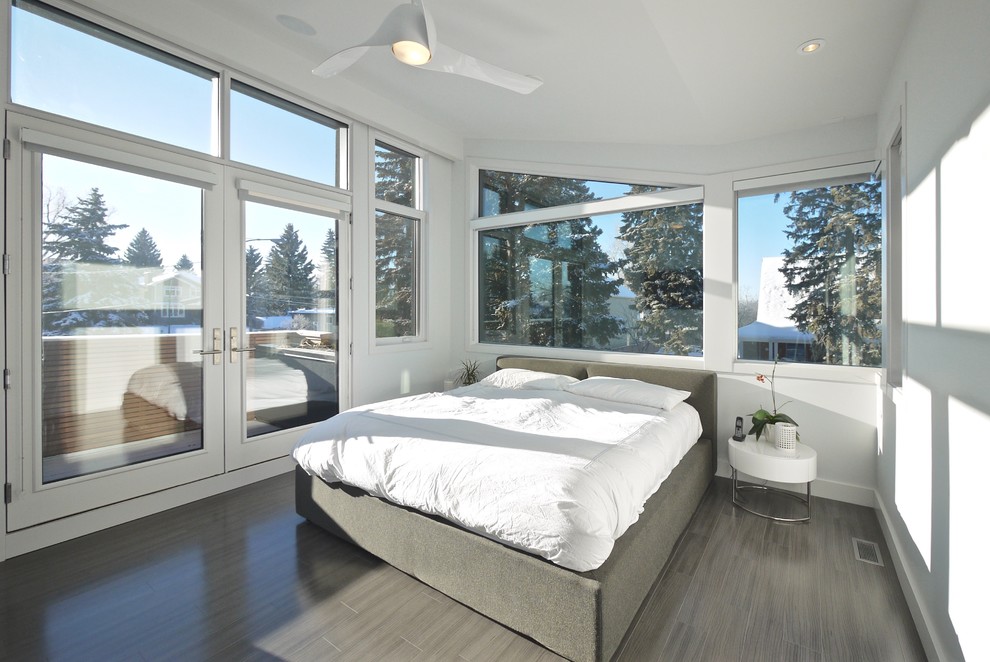 Пример оригинального дизайна: хозяйская спальня среднего размера в современном стиле с белыми стенами и паркетным полом среднего тона