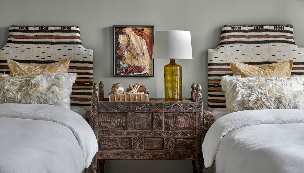 Imagen de habitación de invitados contemporánea de tamaño medio sin chimenea con paredes grises