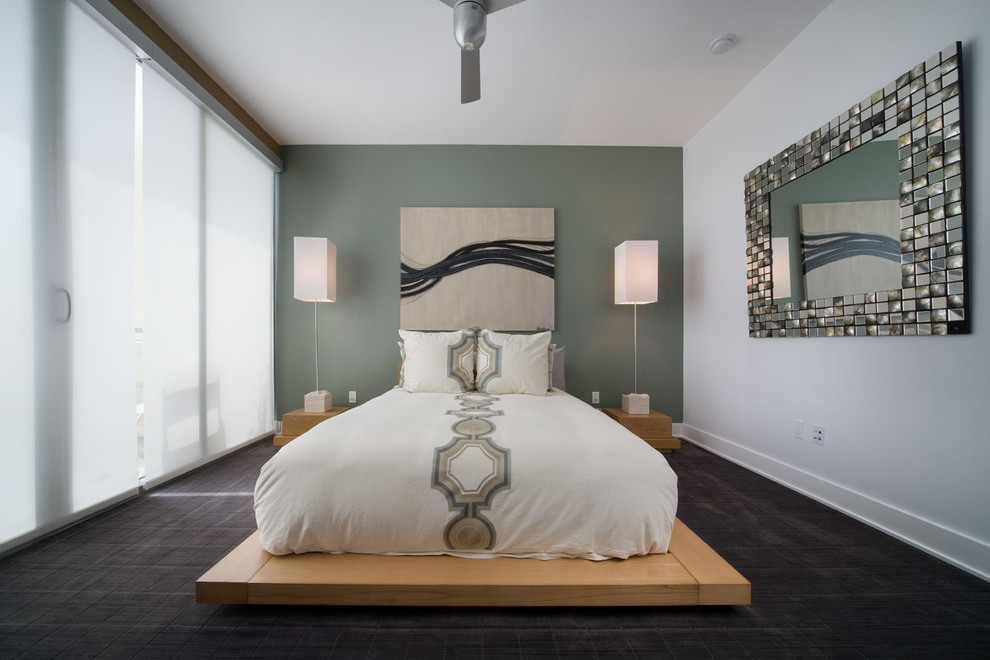 タンパにあるコンテンポラリースタイルのおしゃれな寝室 (グレーの壁、カーペット敷き)