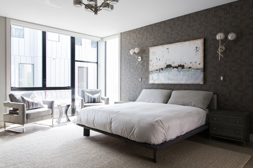 Modernes Hauptschlafzimmer mit brauner Wandfarbe und hellem Holzboden in Philadelphia