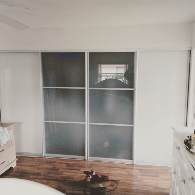 Glass sliding doors for luxurious closet in bedroom Modern Bedroom