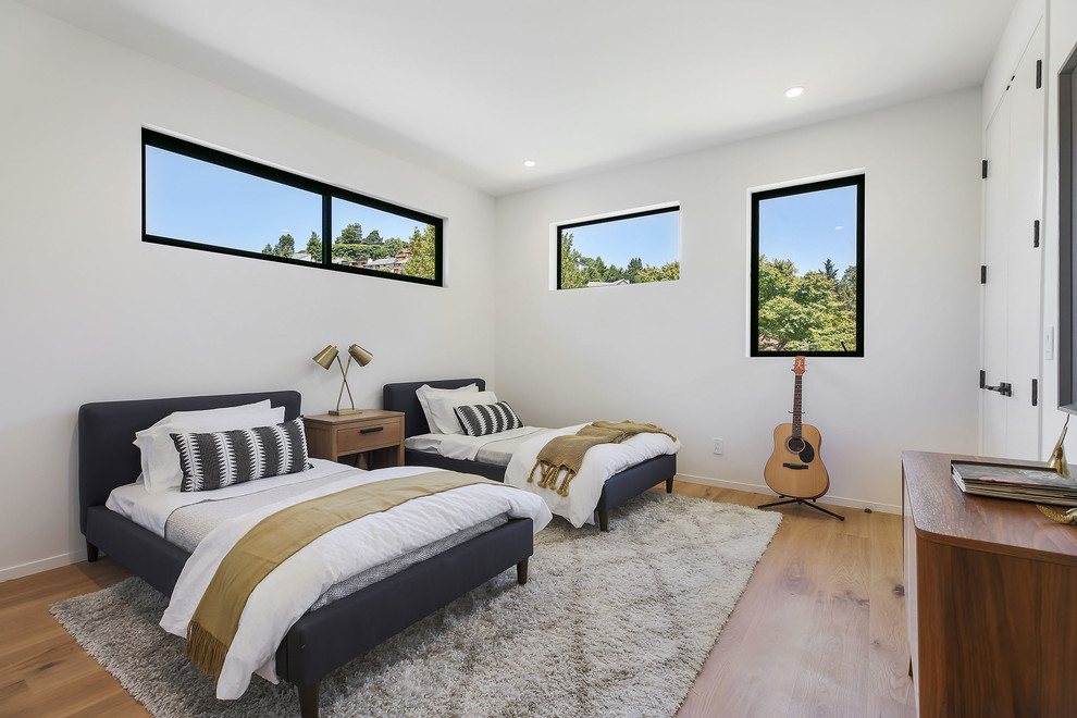 Esempio di una camera degli ospiti contemporanea con pareti bianche, pavimento in legno massello medio e pavimento marrone