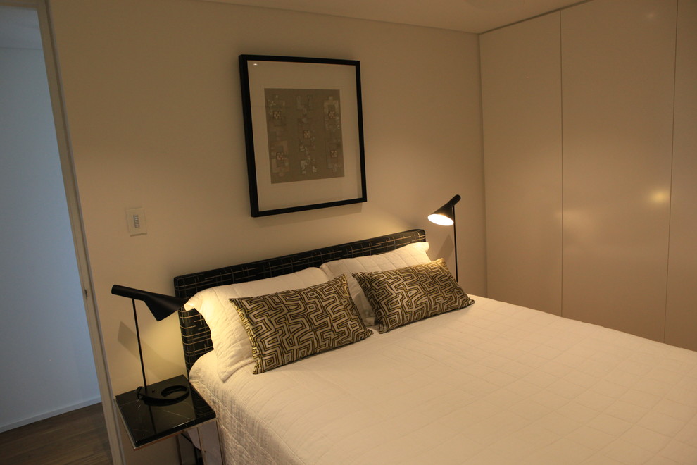 Idee per una piccola camera degli ospiti moderna con pareti bianche e parquet chiaro