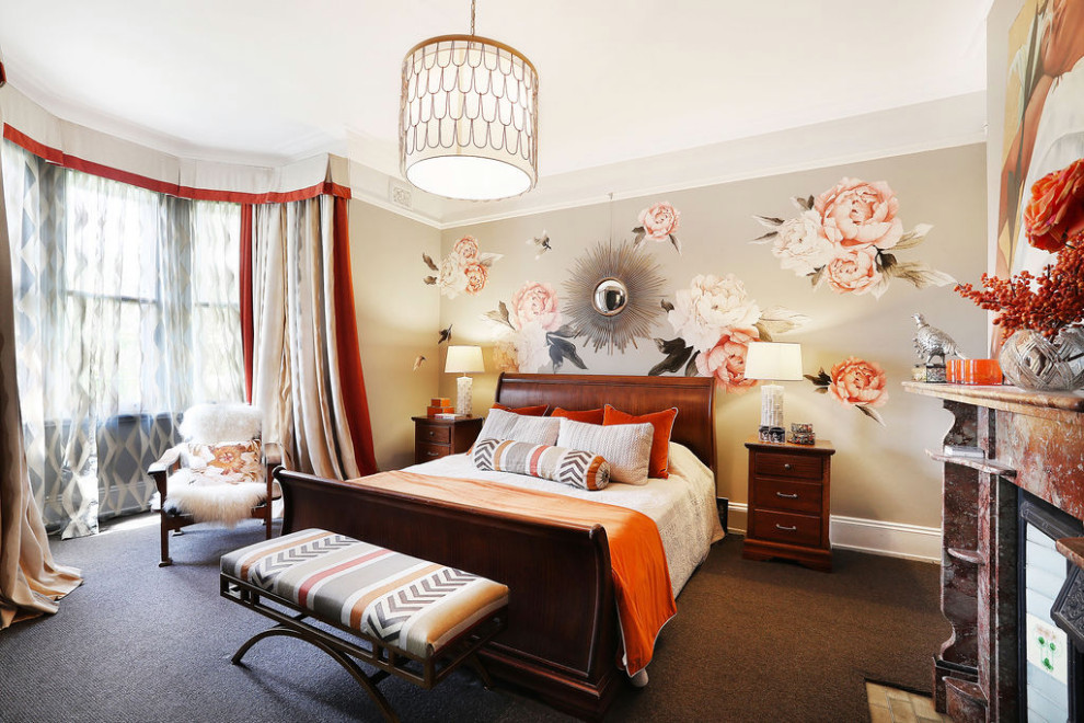 Стильный дизайн: большая хозяйская спальня в стиле фьюжн с серыми стенами, ковровым покрытием, стандартным камином, фасадом камина из камня и серым полом - последний тренд