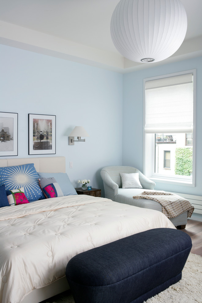 Mittelgroßes Modernes Gästezimmer ohne Kamin mit blauer Wandfarbe und hellem Holzboden in New York