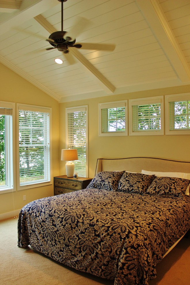 Maritimes Hauptschlafzimmer mit beiger Wandfarbe und Teppichboden in Grand Rapids