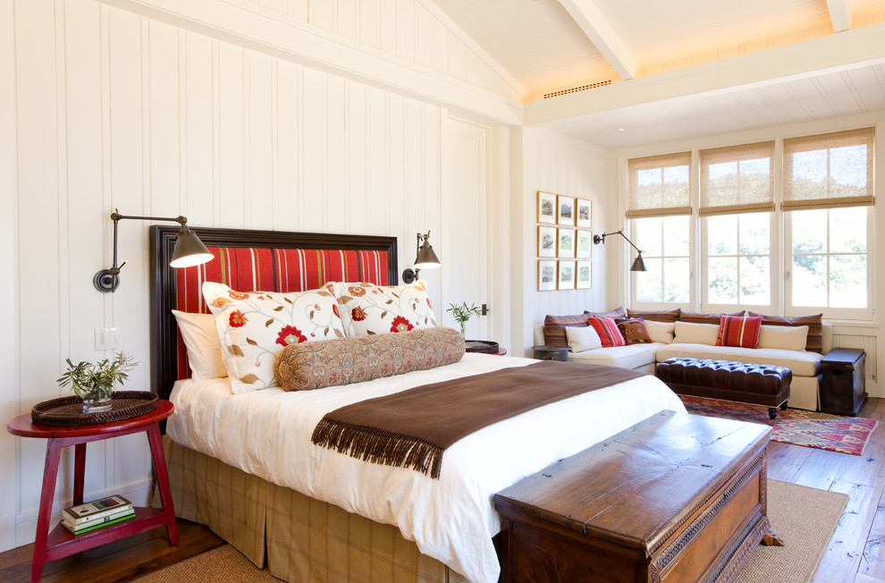 Ispirazione per una camera da letto classica con pareti bianche e pavimento in legno massello medio