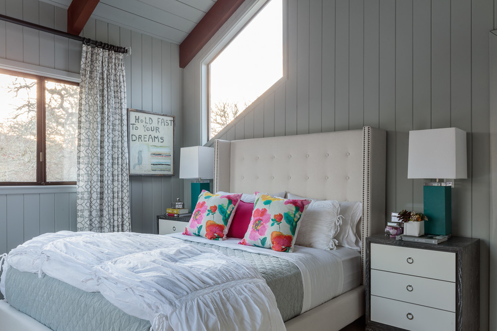 Großes Eklektisches Schlafzimmer ohne Kamin mit weißer Wandfarbe und Teppichboden in San Francisco