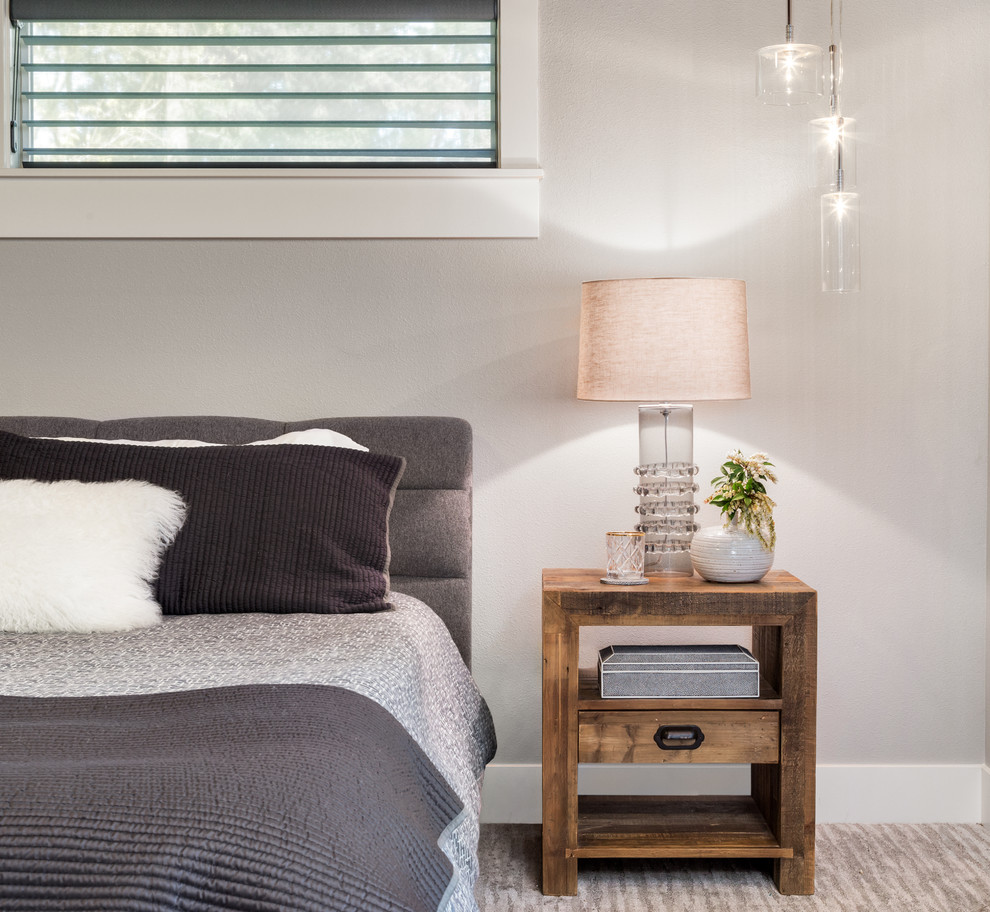 Идея дизайна: хозяйская спальня среднего размера в стиле ретро с серыми стенами, ковровым покрытием и серым полом без камина