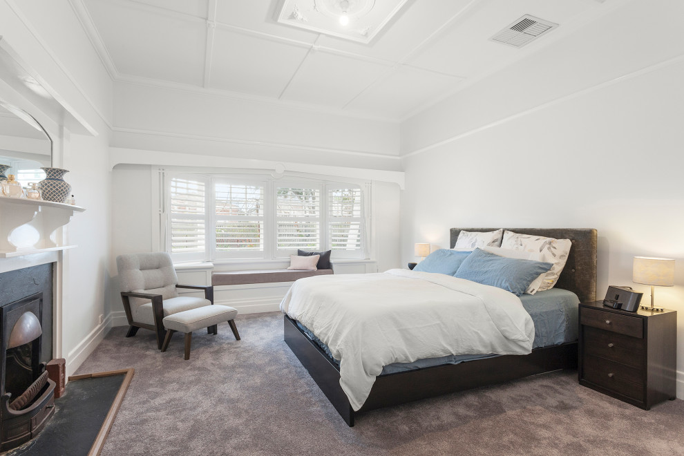Стильный дизайн: хозяйская спальня среднего размера в современном стиле с белыми стенами, ковровым покрытием, стандартным камином, фасадом камина из металла, серым полом и кессонным потолком - последний тренд