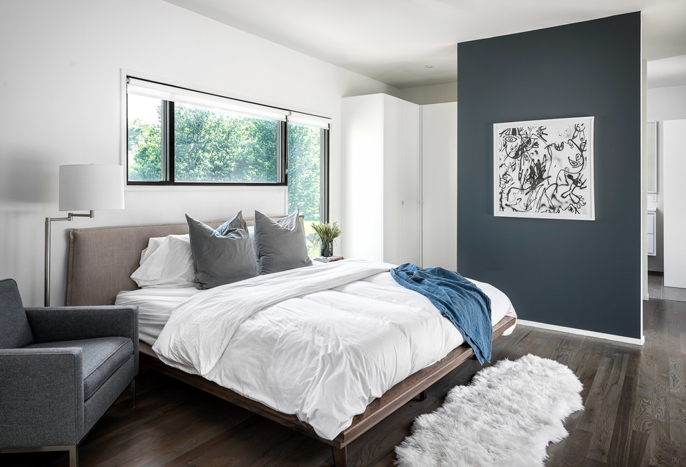 Источник вдохновения для домашнего уюта: спальня в современном стиле с белыми стенами, темным паркетным полом и коричневым полом