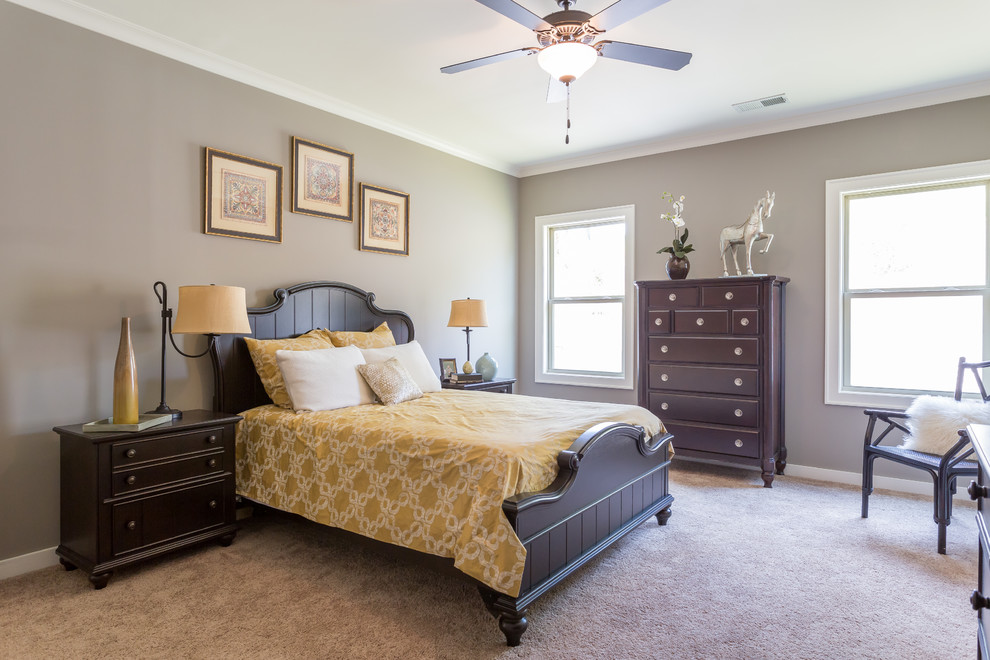 Идея дизайна: хозяйская спальня среднего размера в классическом стиле с серыми стенами и ковровым покрытием без камина