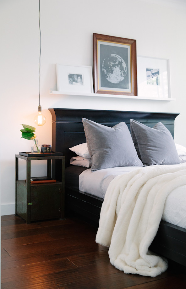 Eklektisches Hauptschlafzimmer mit weißer Wandfarbe und dunklem Holzboden in Melbourne