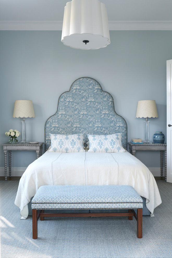 Exemple d'une chambre chic avec un mur bleu.