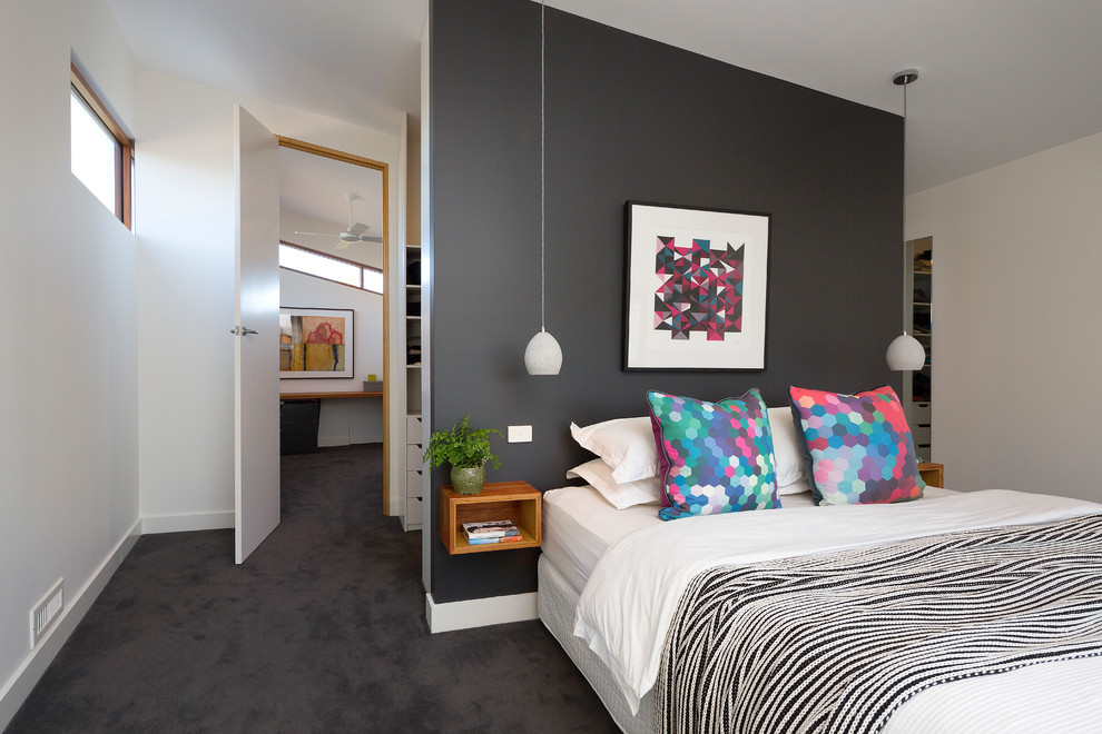 Modernes Schlafzimmer mit weißer Wandfarbe, Teppichboden und schwarzem Boden in Melbourne