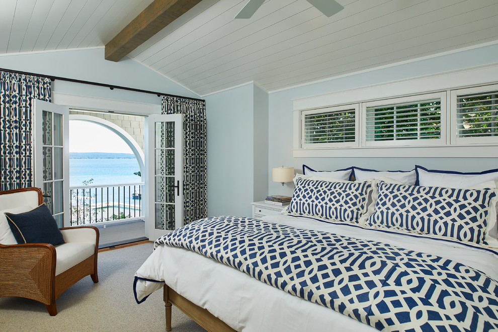 Пример оригинального дизайна: большая хозяйская спальня в морском стиле с синими стенами и ковровым покрытием