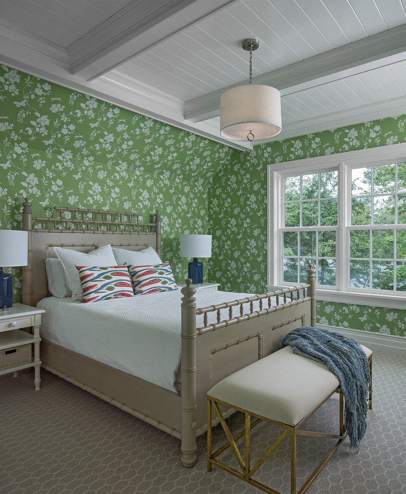 Diseño de dormitorio costero con paredes verdes, moqueta y suelo gris
