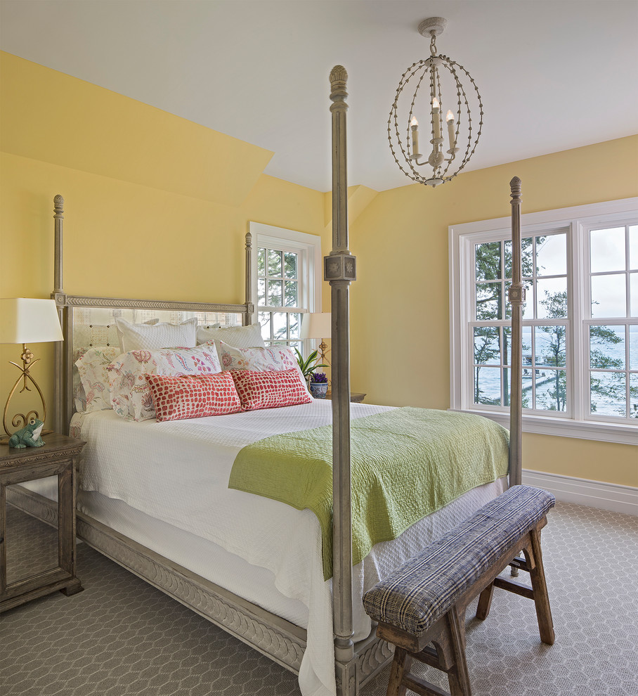 Стильный дизайн: спальня в морском стиле с желтыми стенами, ковровым покрытием и серым полом - последний тренд