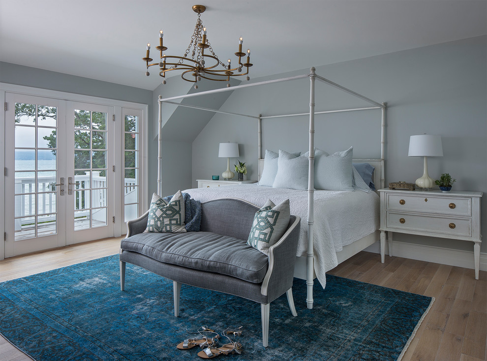 На фото: спальня в морском стиле с синими стенами, паркетным полом среднего тона и коричневым полом