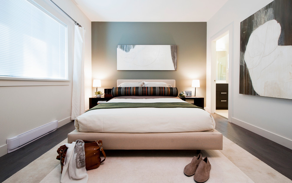 Modernes Schlafzimmer mit grauer Wandfarbe und dunklem Holzboden in Vancouver