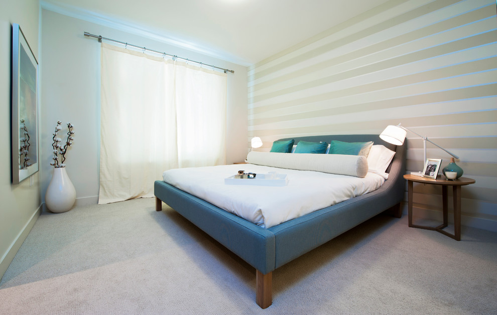 Foto di una camera da letto minimal con pareti multicolore e moquette