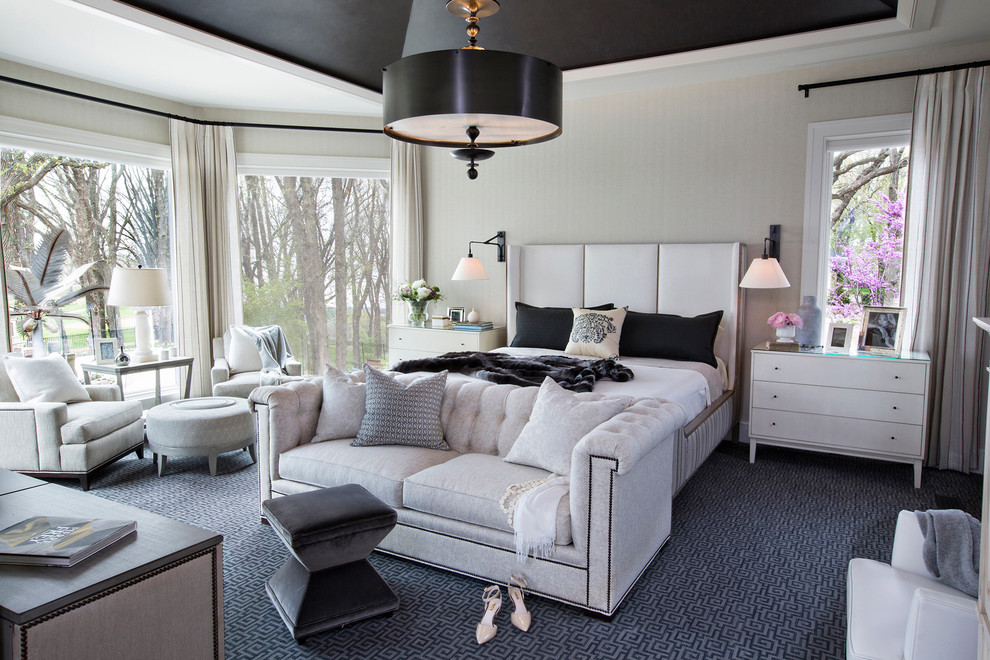 Стильный дизайн: большая хозяйская спальня в стиле неоклассика (современная классика) с разноцветными стенами и ковровым покрытием - последний тренд