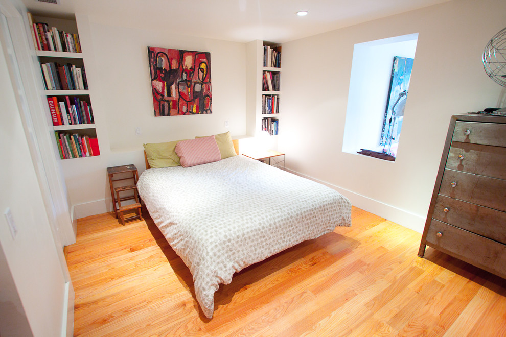 Ispirazione per una camera da letto minimal di medie dimensioni con pareti bianche e parquet chiaro