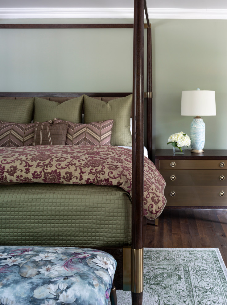 Imagen de dormitorio principal clásico renovado grande con paredes verdes, suelo de madera en tonos medios y suelo marrón