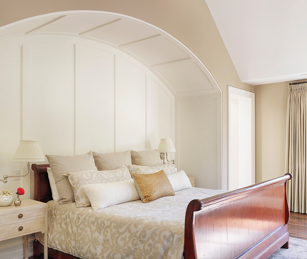 Imagen de dormitorio principal tradicional renovado extra grande con paredes beige, suelo marrón y suelo de madera oscura