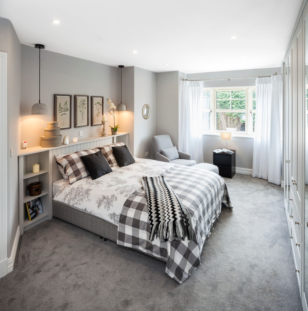 ダブリンにある中くらいな北欧スタイルのおしゃれな寝室 (グレーの壁、カーペット敷き、グレーの床)