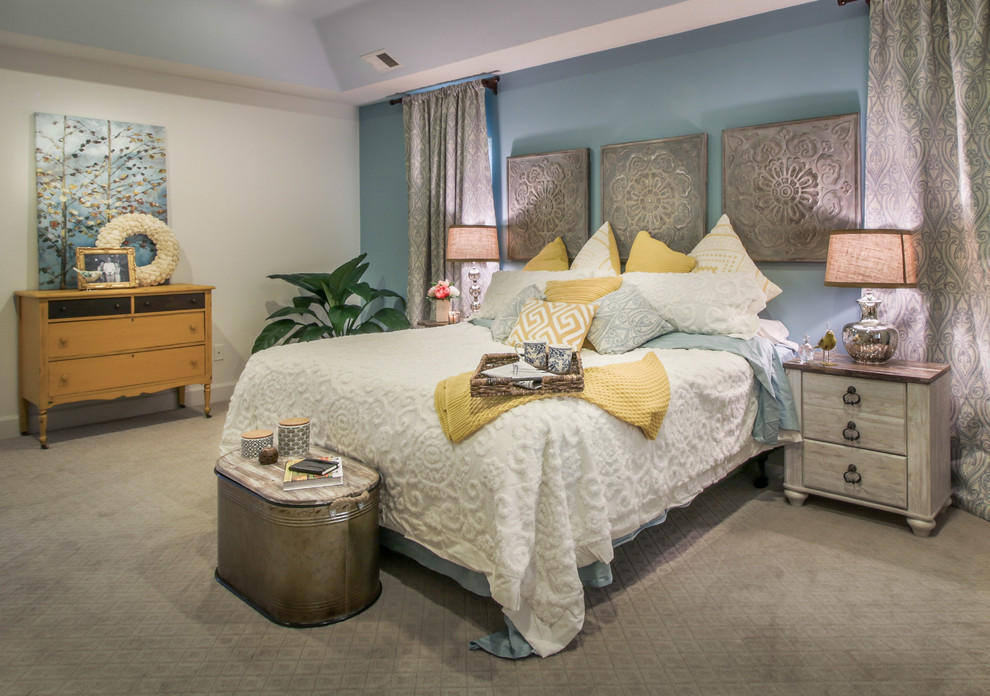 Пример оригинального дизайна: хозяйская спальня среднего размера в стиле неоклассика (современная классика) с синими стенами, ковровым покрытием и бежевым полом