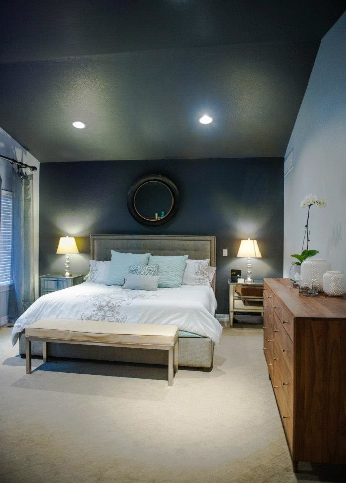 Источник вдохновения для домашнего уюта: большая хозяйская спальня в стиле ретро с серыми стенами и ковровым покрытием