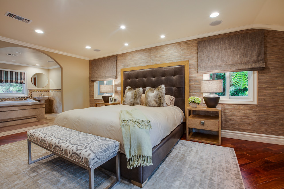 Geräumiges Modernes Hauptschlafzimmer ohne Kamin mit dunklem Holzboden, beiger Wandfarbe und braunem Boden in Los Angeles