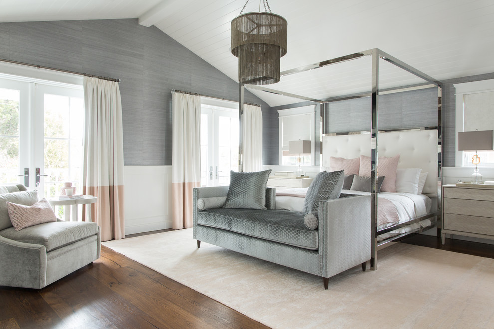 Пример оригинального дизайна: хозяйская спальня в стиле неоклассика (современная классика) с серыми стенами, темным паркетным полом и коричневым полом