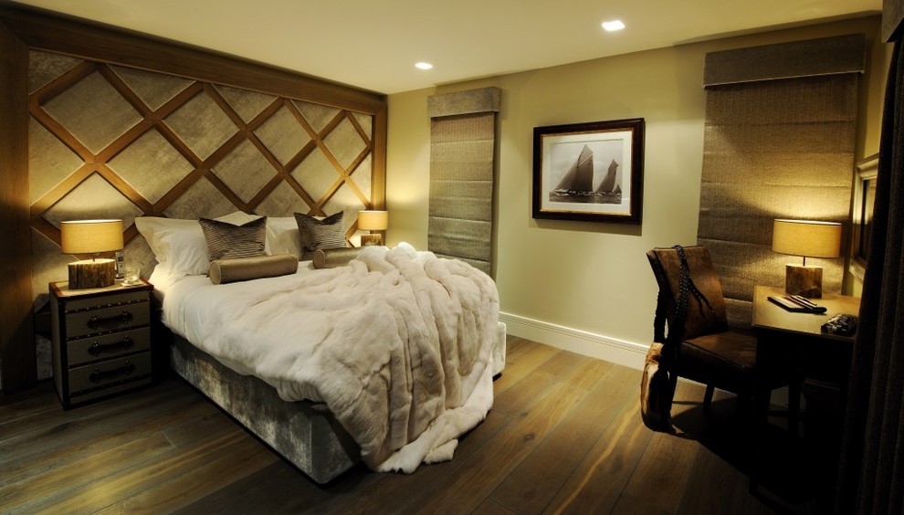Идея дизайна: гостевая спальня среднего размера, (комната для гостей) в стиле рустика с бежевыми стенами и паркетным полом среднего тона