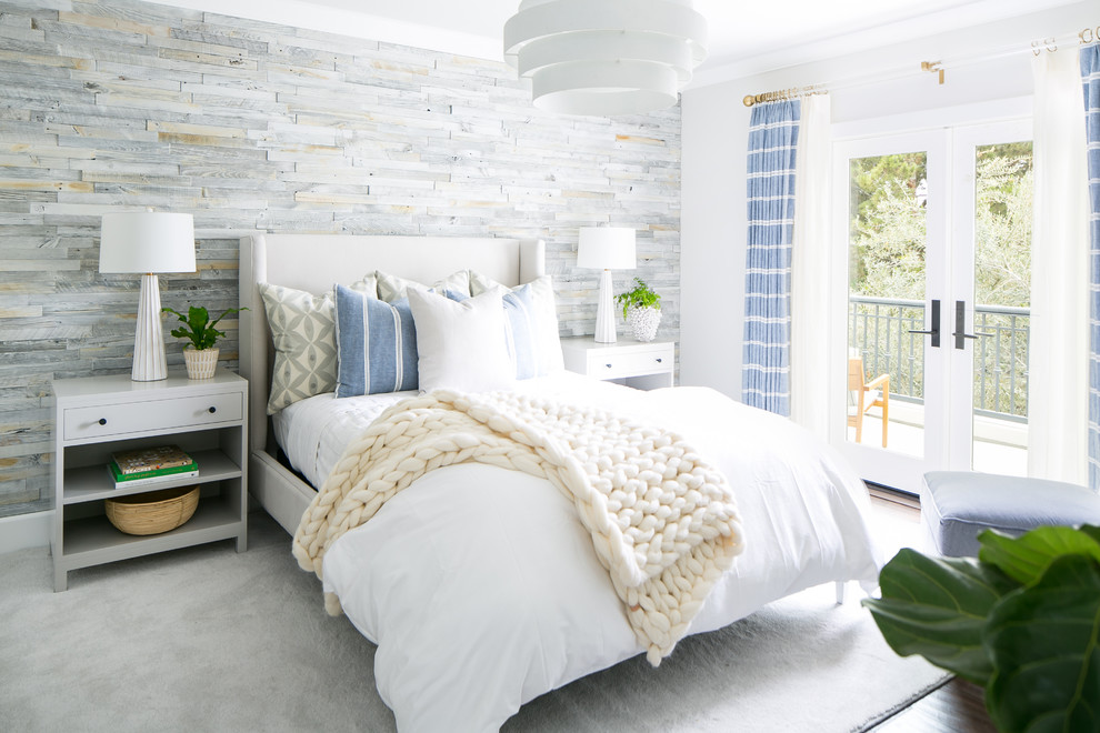 Idee per una camera da letto stile marinaro con pareti bianche, pavimento in legno massello medio e pavimento marrone