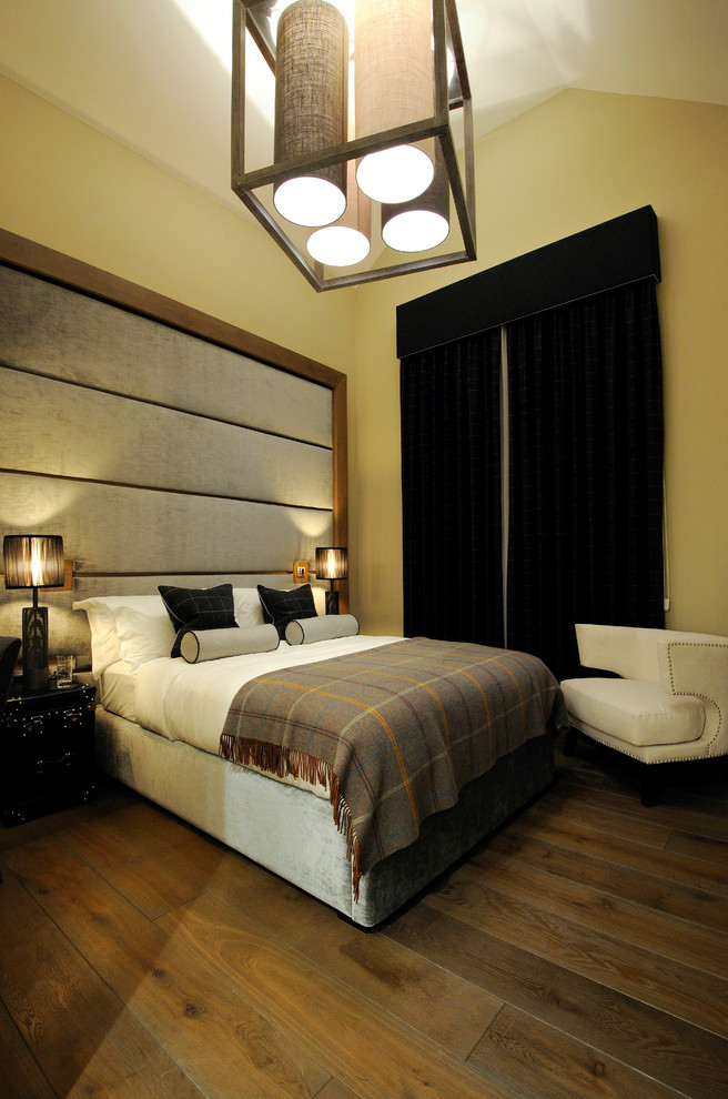 チェシャーにある中くらいなコンテンポラリースタイルのおしゃれな客用寝室 (黄色い壁、濃色無垢フローリング) のレイアウト