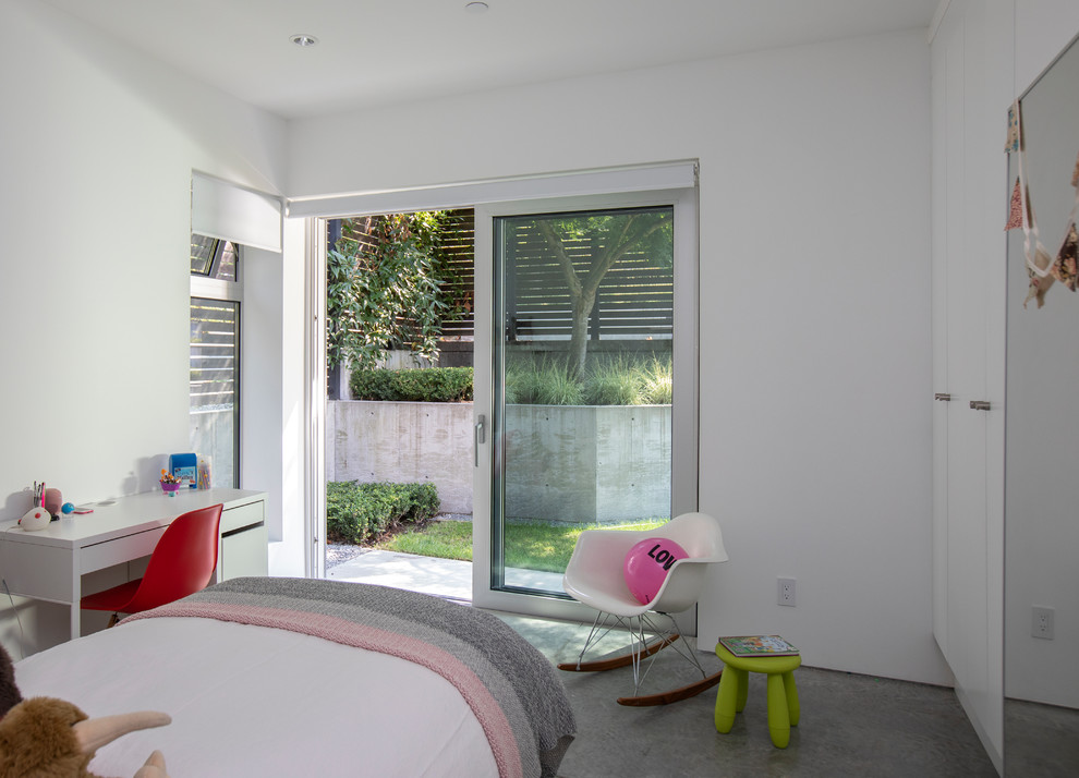 Aménagement d'une petite chambre d'amis grise et rose moderne avec un mur blanc, sol en béton ciré, aucune cheminée et un sol gris.